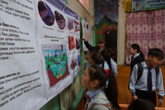 School visits have also comprised a major part of the team’s work. There have been at least five visits to date, reaching children of middle and high school ages. During each visit, teachers gather their students into a school’s biggest meeting hall, where posters taken from the van have been hung on the walls. Students watch a movie on mercury before the team gives them a short lesson and passes around pamphlets for the children to take home. The team tries their best to encourage participation throughout the lessons, asking children to raise their hands and answer questions.