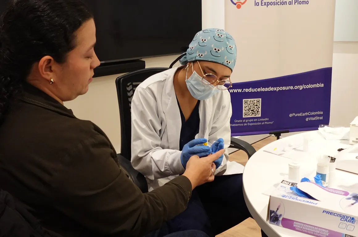Colombian health workers build skills to screen children for lead exposure.
