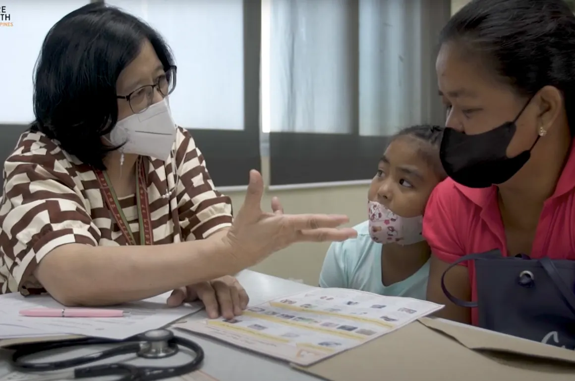 Pure Earth’s consultant shares blood lead level test results with families in the Philippines.